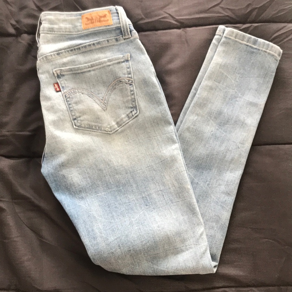 Levi’s light wash skinny jeans